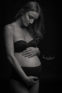 foto in bianco e nero di donna in gravidanza