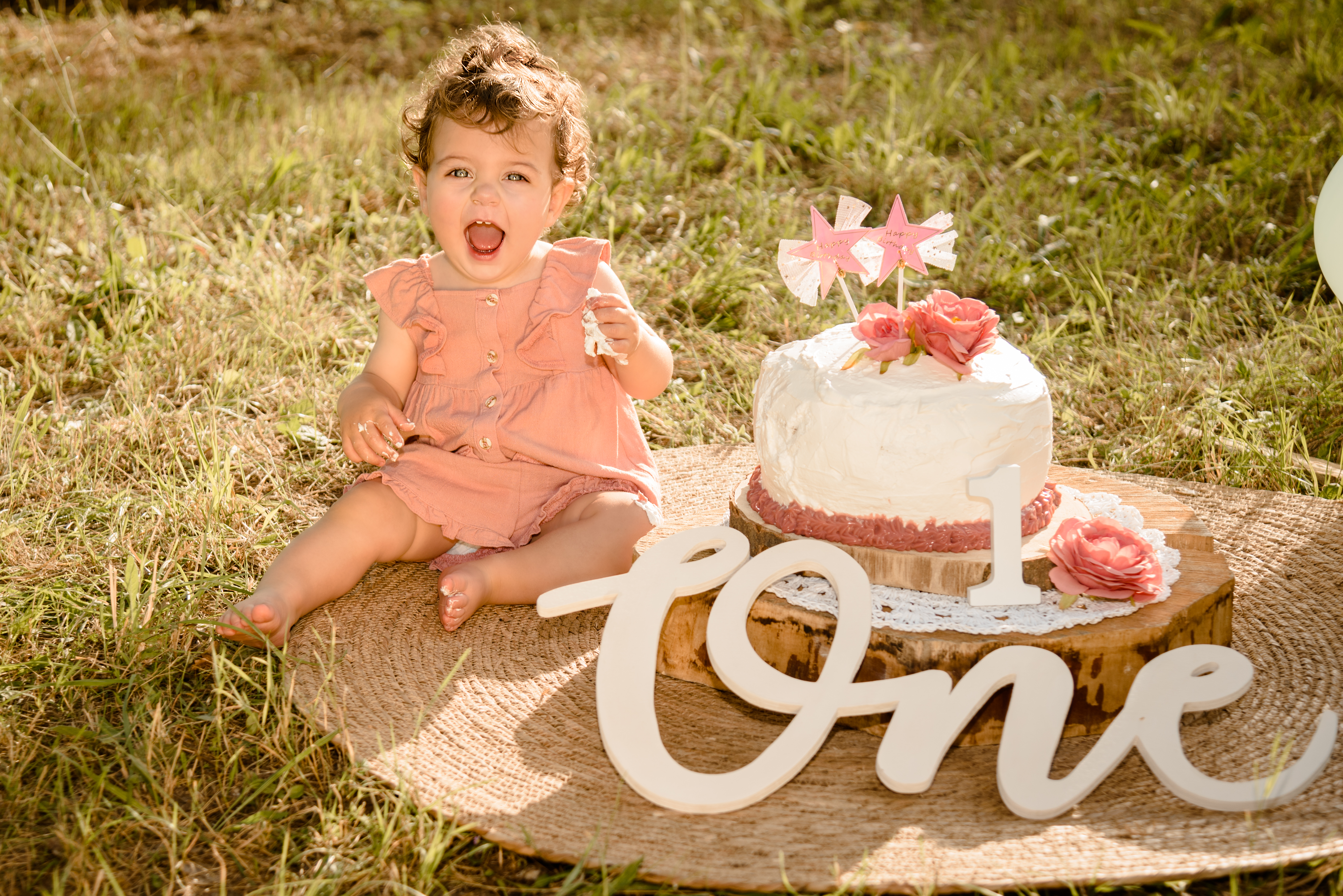 Bambina con torta del primo compleanno 